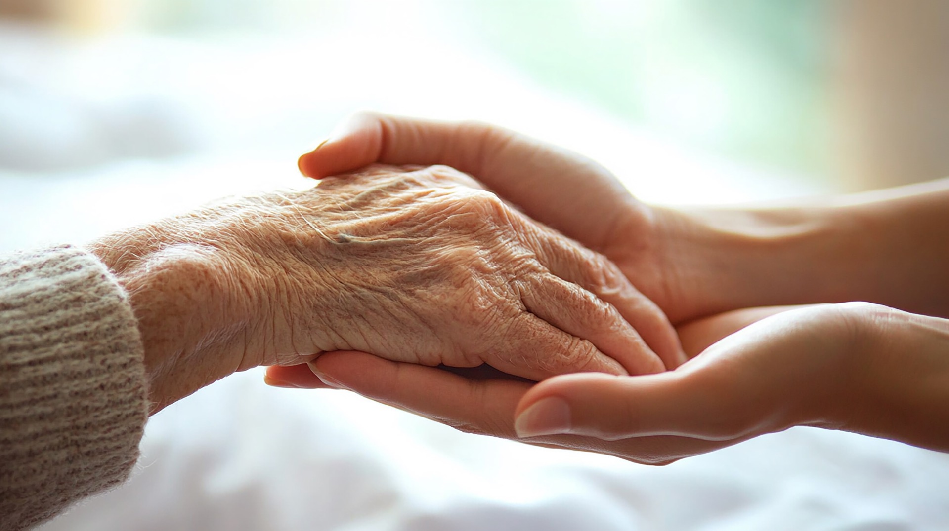 Saattohoito on elämän loppuvaiheen hoitoa, jossa keskiössä ovat turvallisuus, oireiden lievitys sekä asiakkaan ja läheisten rauhallinen ja kunnioittava kohtaaminen.